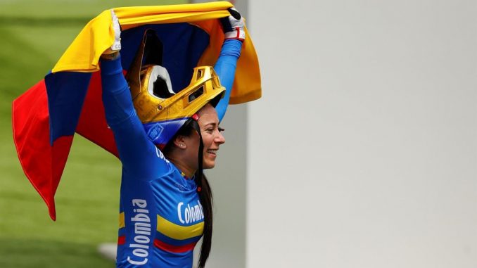 La ciclista colombiana Mariana Pajón fue registrada este viernes al ondear la bandera de su país, tras obtener la medalla de plata de la prueba femenina del BMX de los Juegos Olímpicos 2020, en el Parque Deportivo Urbano de Ariake, en Tokio (Japón). EFE/José Méndez BMX