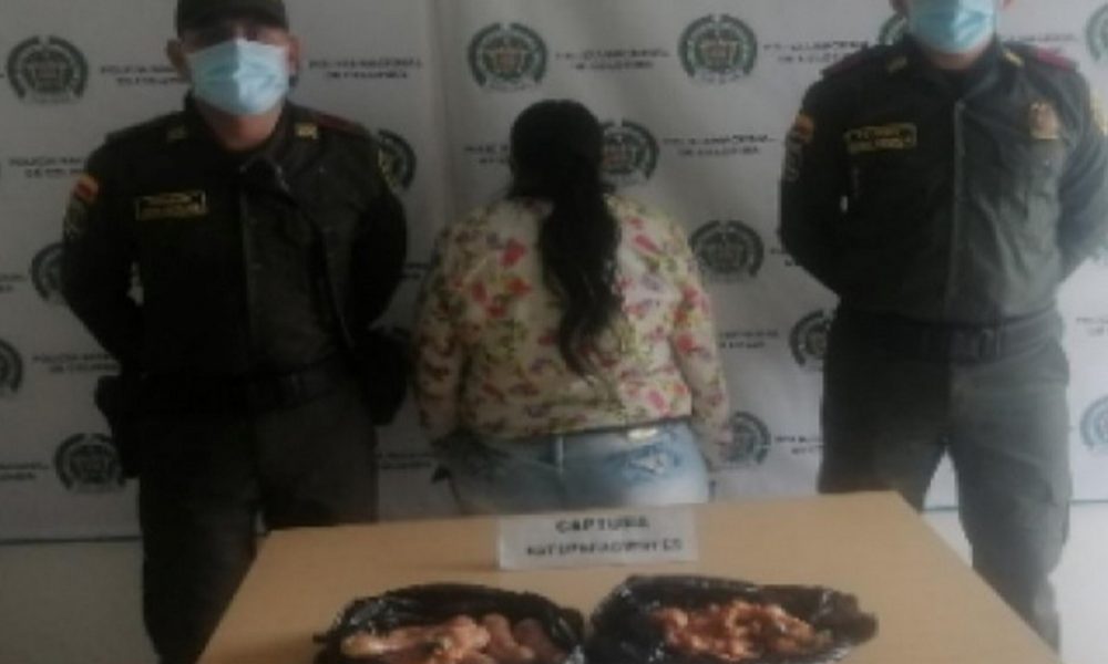 ¡Ay doña! Pretendía ingresar chorizos de marihuana a una estación de Policía
