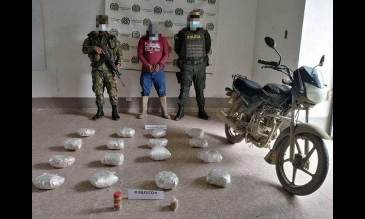 Camufló 16 paquetes de cocaína en su moto y se las pillaron Camufló 16 paquetes de cocaína en su moto y se las pillaron