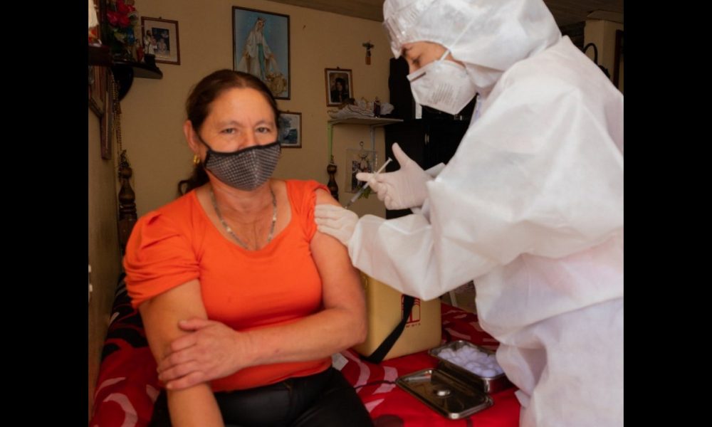 En La Ceja vacunan contra el Covid en la puerta de las casas