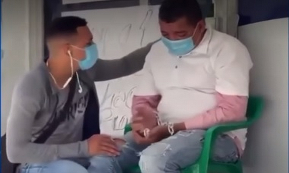 Encadenado, trabajador de la salud de Valledupar pide que le paguen 31 meses de sueldo 1 Valledupar