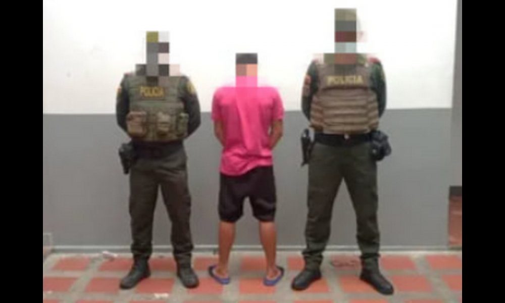 Agarraron a un venezolano con partes de una ametralladora en pleno centro de Chigorodó