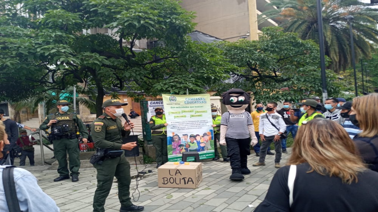 ¡Pilas, no caiga en la trampa! Con "La Bolita" están estafando a la gente en el Centro de Medellín 5 Medellín