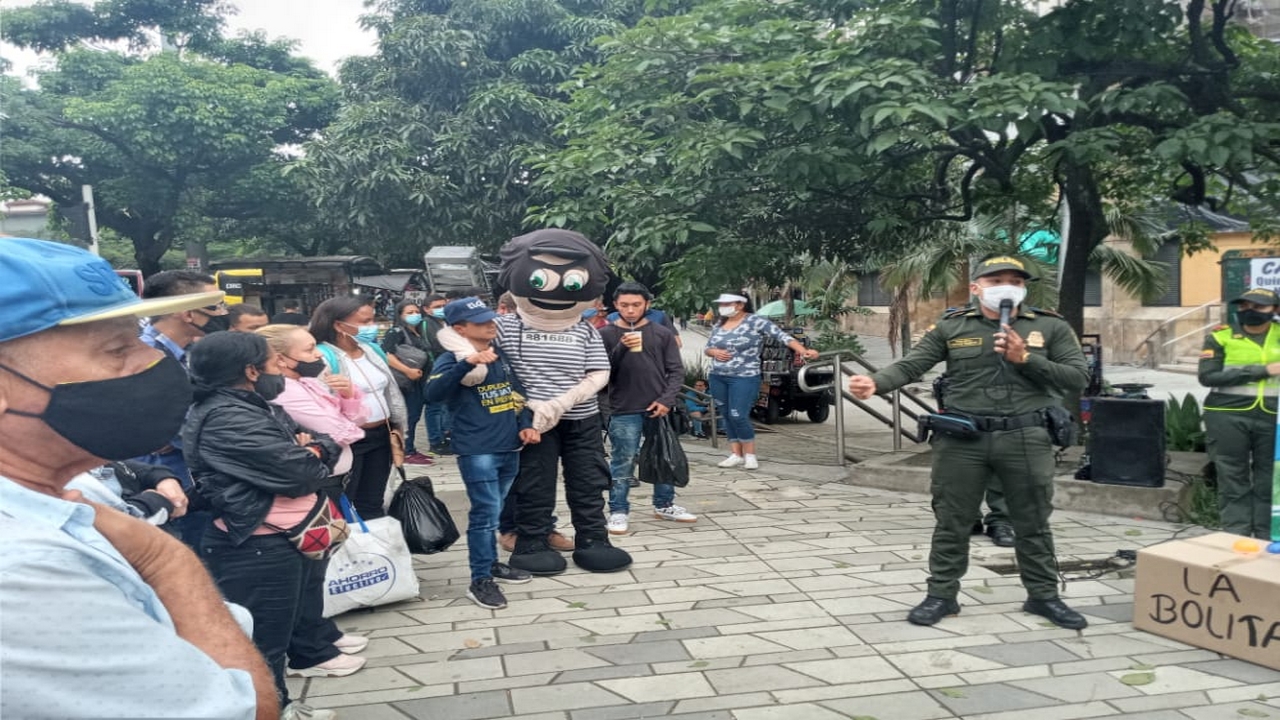 ¡Pilas, no caiga en la trampa! Con "La Bolita" están estafando a la gente en el Centro de Medellín 2 Medellín