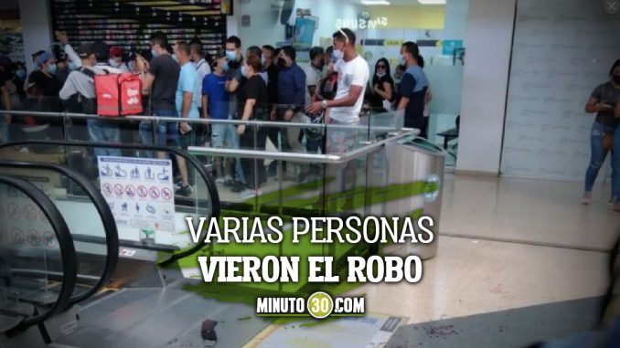 Ya-no-hay-respeto-es-por-nada-Vestido-de-Policia-fletero-atraco-a-un-hombre-dentro-de-un-centro-comercial Soledad