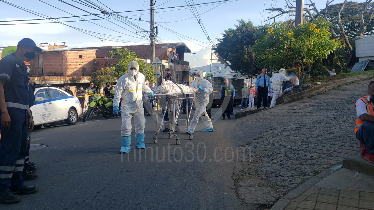 EN FOTOS Y VIDEO: ¡Qué tristeza! Hombre que estaba recogiendo al hijo en el colegio, murió arrollado 8 Robledo