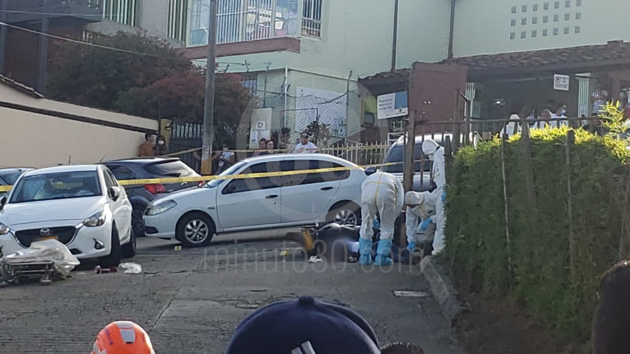 EN FOTOS Y VIDEO: ¡Qué tristeza! Hombre que estaba recogiendo al hijo en el colegio, murió arrollado 5 Robledo