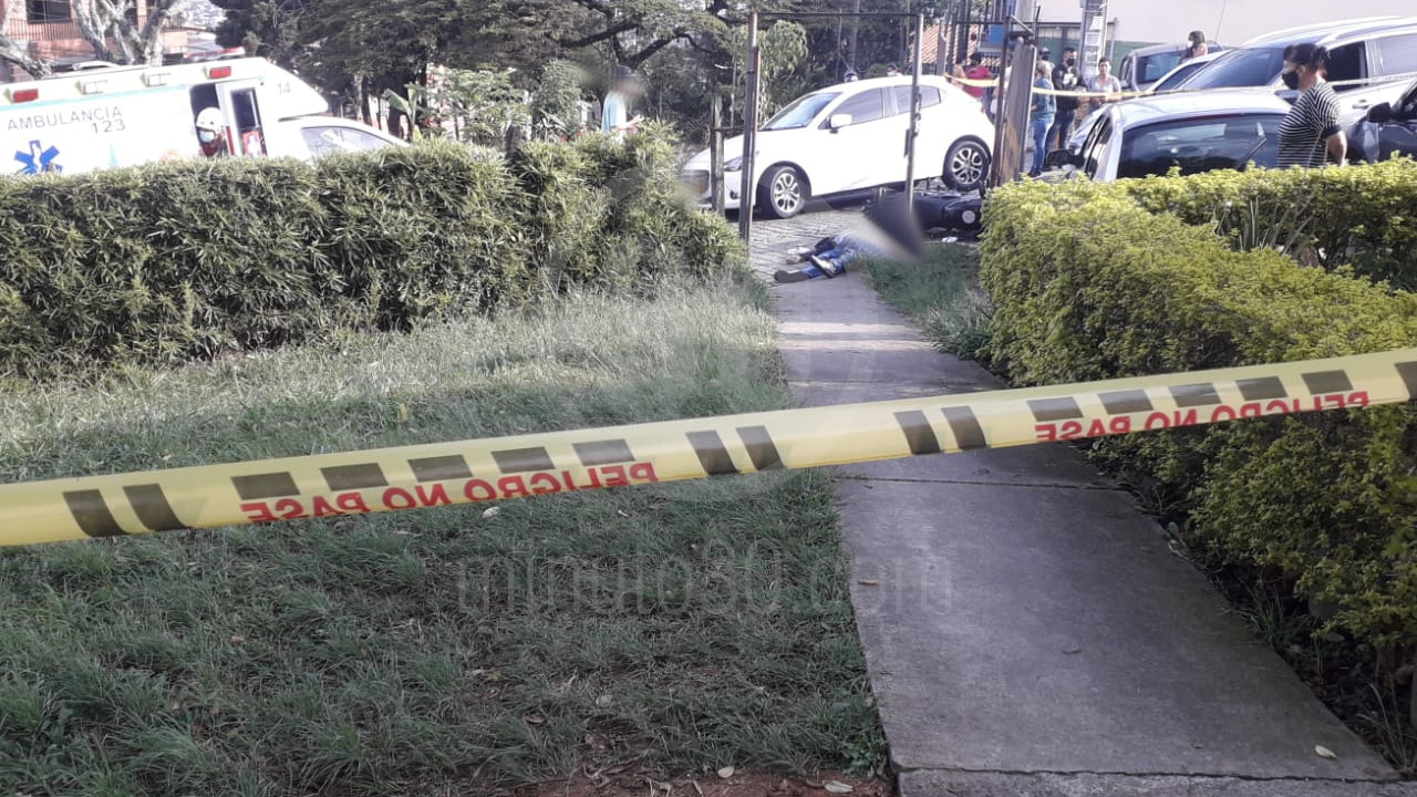 EN FOTOS Y VIDEO: ¡Qué tristeza! Hombre que estaba recogiendo al hijo en el colegio, murió arrollado 3 Robledo