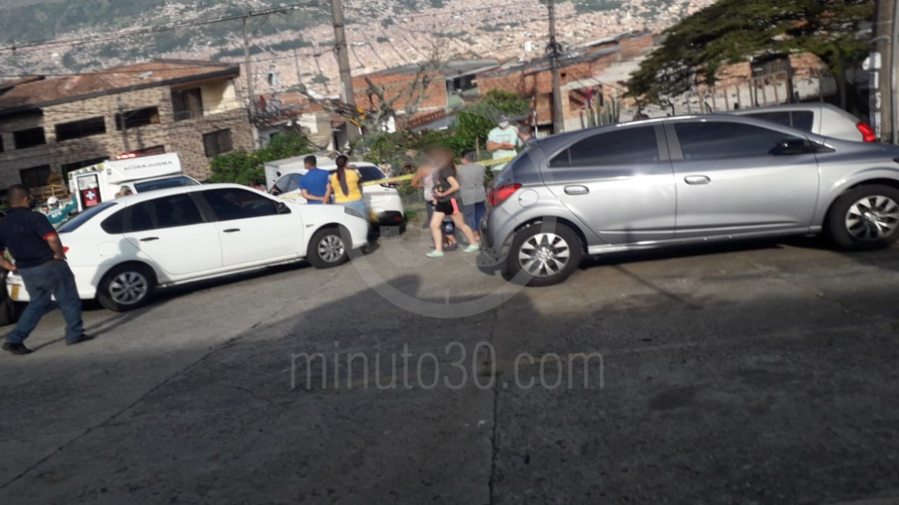 EN FOTOS Y VIDEO: ¡Qué tristeza! Hombre que estaba recogiendo al hijo en el colegio, murió arrollado 2 Robledo