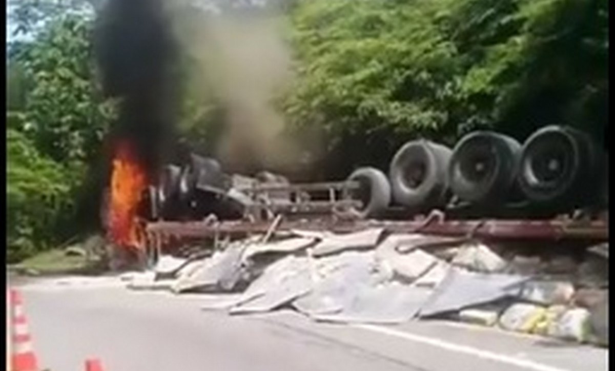 VIDEO: ¡El conductor murió! Camión se volcó en la vía Puerto Berrío - San José del Nus 1 accidente via Antioquia