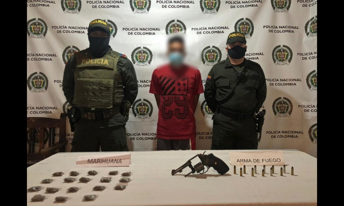 Andaba muy campante y lo agarraron con un arma ilegal Andaba muy campante y lo agarraron con un arma ilegal