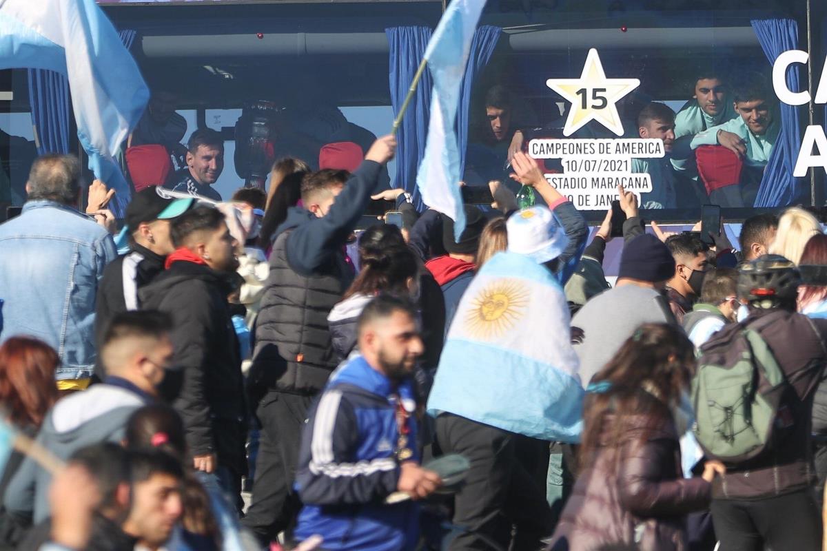 FOTOS Y VIDEO: La Selección argentina regresó al país tras su consagración en el Maracaná 3 argentina llega2