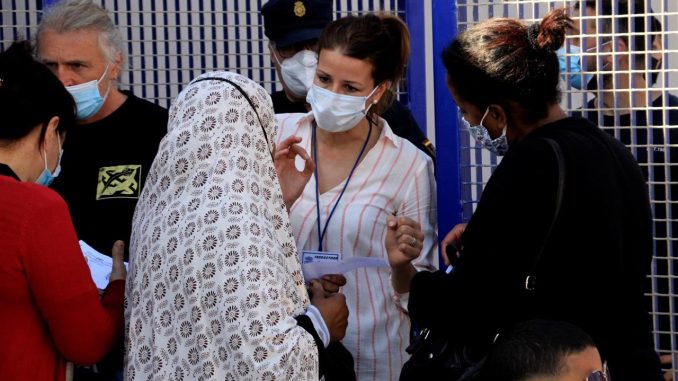 Inmigrantes hacen cola ante la oficina de Asilo y Refugio de la frontera del Tarajal en Ceuta. EFE/ Reduan Dris/Archivo asilo
