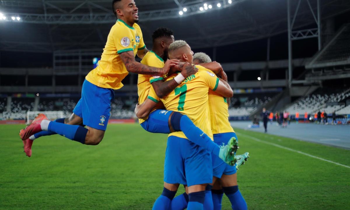 Jugadores de Brasil celebran hoy tras anotar contra Chile, durante un partido por los cuartos de final de la Copa América en el estadio Nilton Santos de Río de Janeiro (Brasil). EFE/ANTONIO LACERDA Brasil