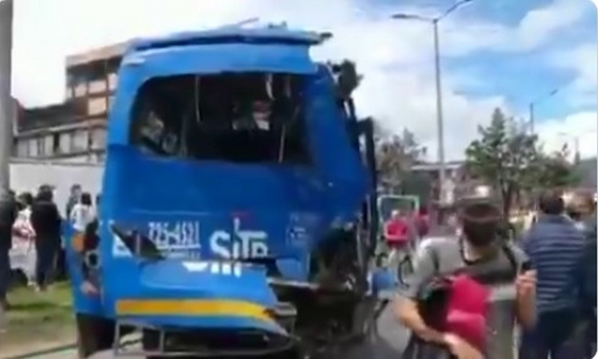 VIDEO: Bus del SITP se quedó sin frenos y provocó choque múltiple 1 bus del SITP