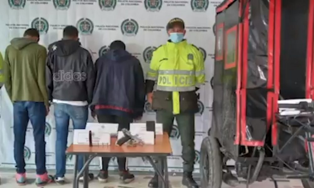 Entre tres atracaron a una mujer, pero los cogieron