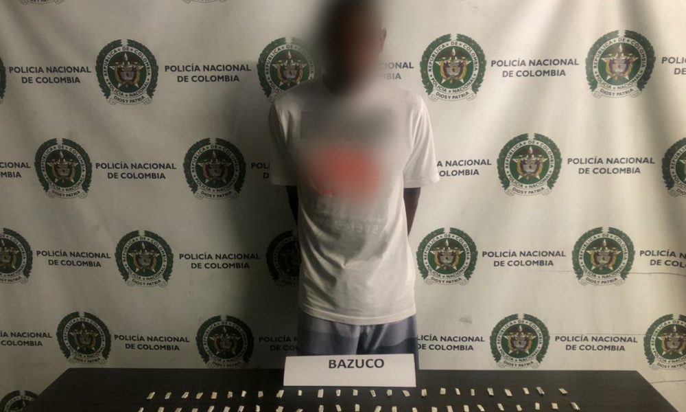 un hombre llevaba al aeropuerto 3 mil millones de pesos en su maleta