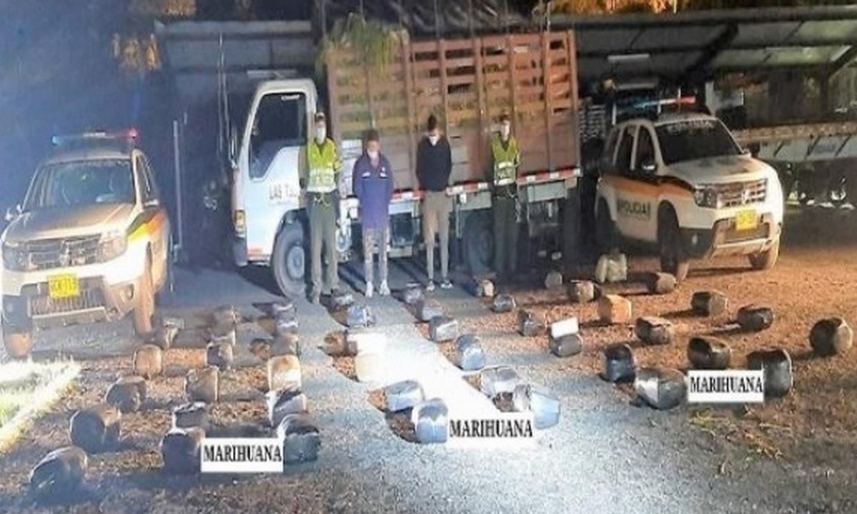 Llevaban cebolla pero también les pillaron más de 230 kilos de cripy 'encaletada' 1 Capturados por llevar marihuana encaletada en carga de cebolla
