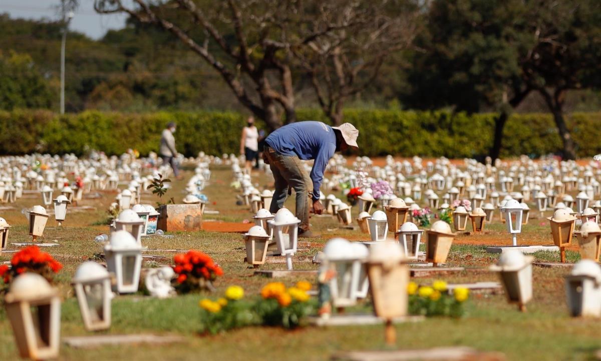 Un funcionario camina en el cementerio Campo da Esperança, en Brasilia. Brasil es uno de los países más azotados por la pandemia del coronavirus. EFE/Fernando Bizerra/Archivo niños