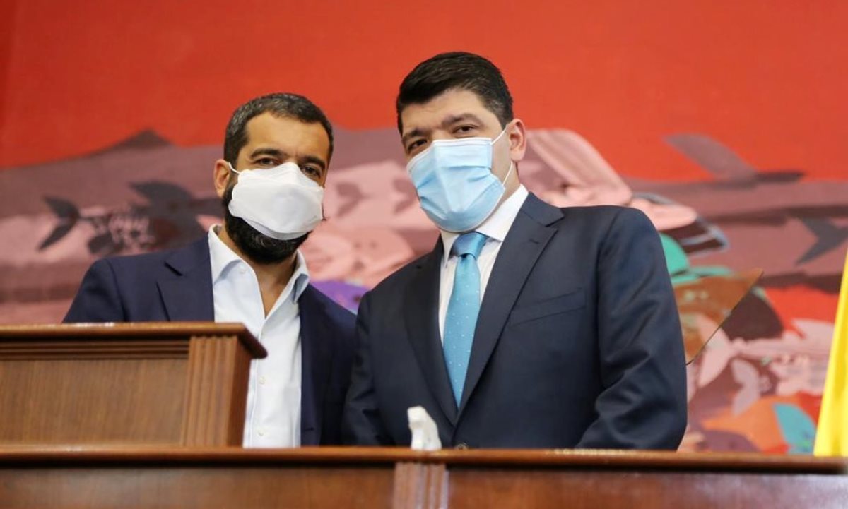 En la foto Arturo Char y Juan Diego Gómez, Presidente saliente y presidente entrante del Senado. Foto cortesia Senado de la República