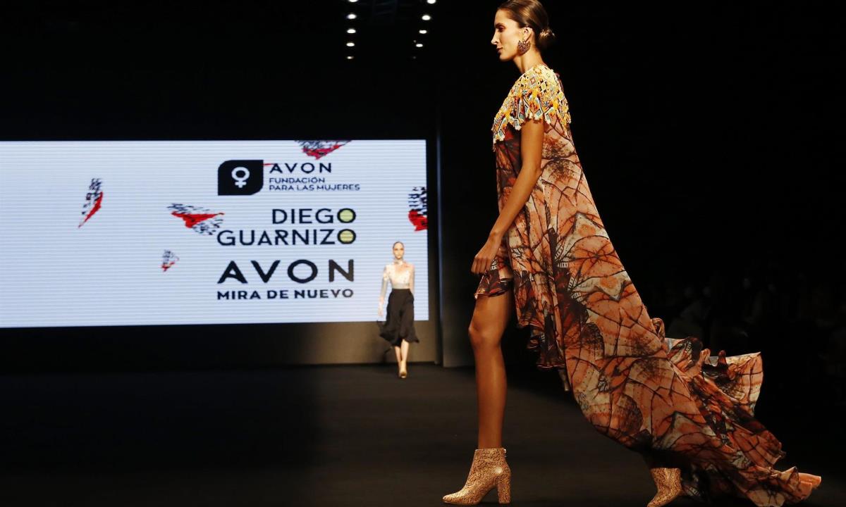 Una modelo desfila un diseño del colombiano Diego Guarnizo durante la pasarela "Mira de Nuevo" para la Fundación Avon para la mujer, hoy, durante el desfile inaugural de Colombiatex + Colombiamoda 2021, en Medellín (Colombia). EFE/Luis Eduardo Noriega A. Colombiamoda