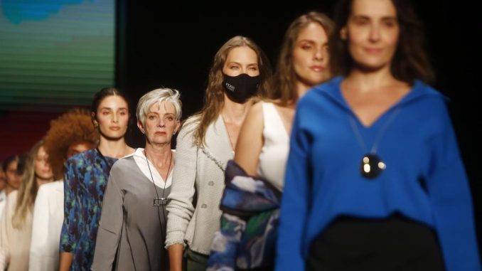 Varias modelos desfilan diseños de la colección "Sexo" de la firma textil española Adolfo Domínguez durante la pasarela "El Sisuterno", hoy, en Colombiatex + Colombiamoda 2021, en Medellín (Colombia). EFE/ Luis Eduardo Noriega A. Colombiamoda