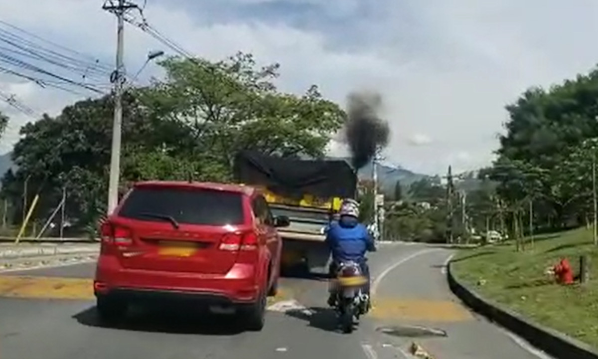 EN VIDEO: ¡Gas! Vean esta 'chimenea' que iba contaminando por Pilarica 1 Pilarica