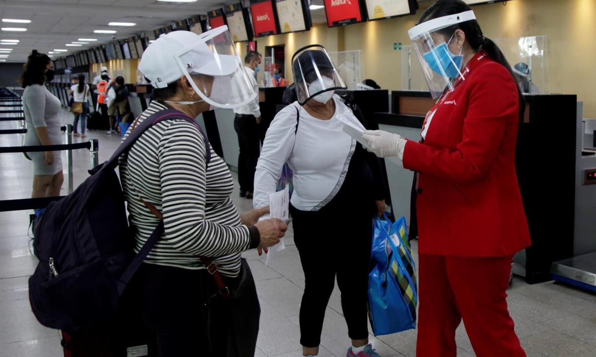 La aerolínea Avianca se convierte así en la primera que opera un ruta entre la ciudad colombiana y la dominicana y lo hace en aviones Airbus A320 que tienen capacidad para 120 personas. EFE/Ricardo Maldonado/Archivo Avianca
