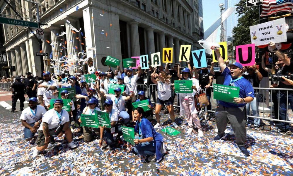 Nueva York celebra el fin de las restricciones con un desfile sin mascarillas