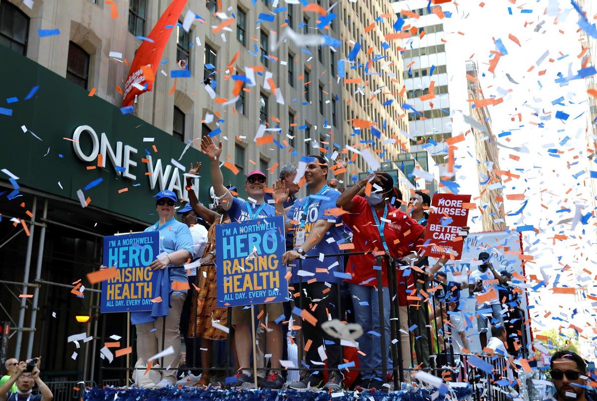 Nueva York celebra el fin de las restricciones con un desfile sin mascarillas 1 desfile nueva york2