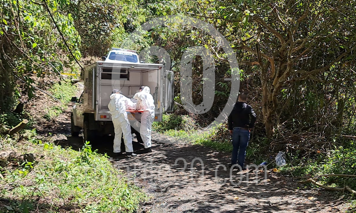 EN FOTOS Y VIDEO. Una pareja fue hallada “ajusticiada” en zona rural de Copacabana 5 COPACABANA