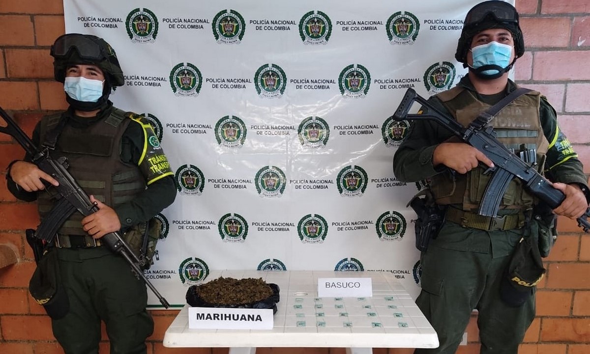 ¿De quién era? Vieron un bolso tirado a las afueras de Dabeiba y estaba 'lleno' de droga 1 Incautaron un bolso 'lleno' de droga por Dabeiba