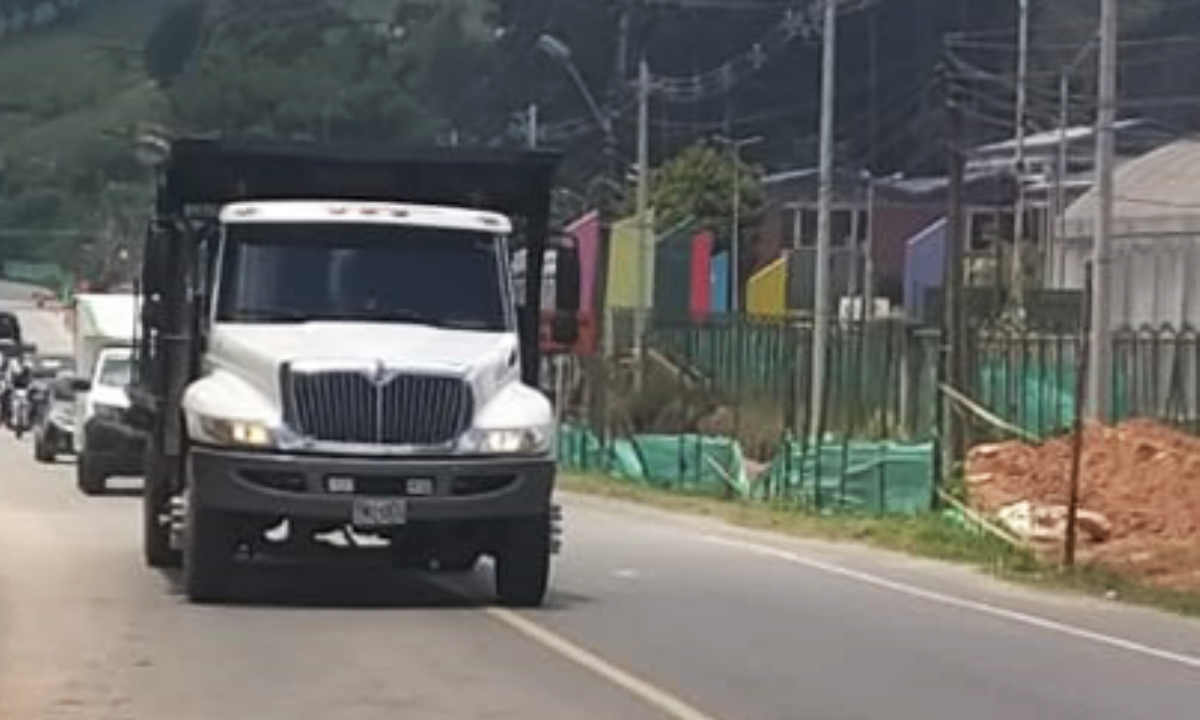 ¡OJO! Movilidad reducida en la Autopista calzada Bogotá - Medellín 1 autopista el belen