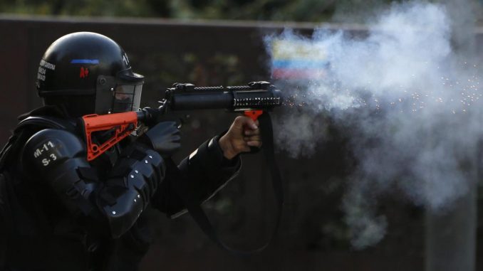 Un miembro de la policía antidisturbios dispara contra los manifestantes durante el desarrollo de las protestas y movilizaciones por el denominado Paro Nacional en Cali (Colombia). EFE/Ernesto Guzman Jr./Archivo Amnistía Internacional