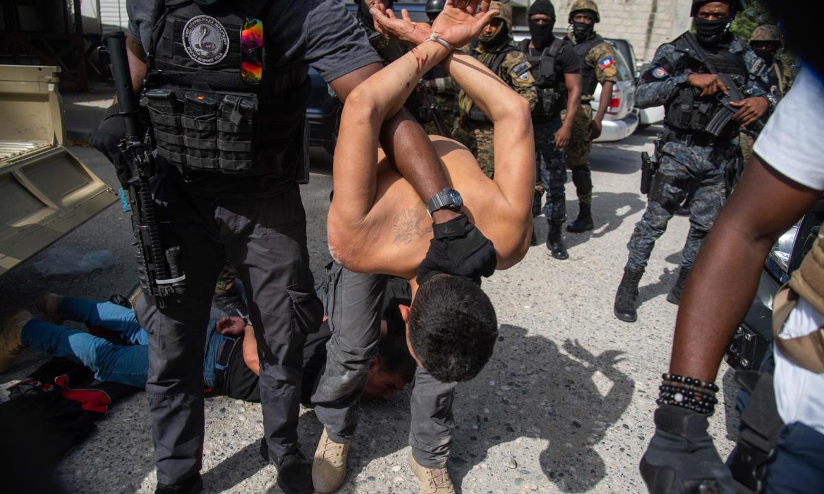 Policías fueron registrados este jueves al custodiar a un grupo de sospechosos de haber participado en el asesinato del presidente haitiano, Jovenel Moise, en Puerto Príncipe (Haití). EFE/Jean Marc Hervé Abélard Haití