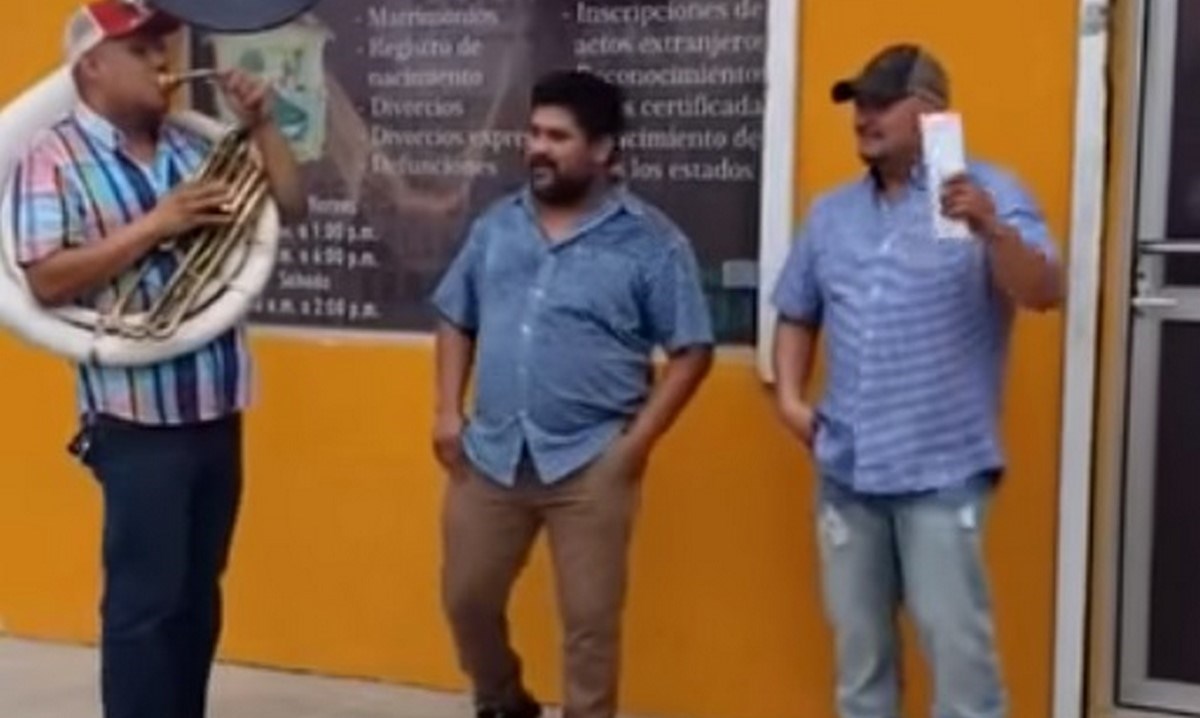 Con música en vivo, hombre celebró su divorcio a la salida de la notaría 1 hombre divosio notaria