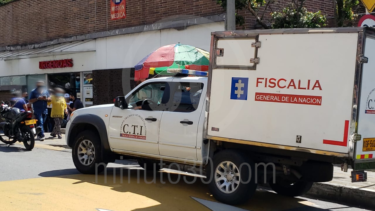 EN FOTOS Y VIDEO: ¿Lo dejaron morir? Llegó por sus propios medios a un centro médico con un ‘puntazo’ y murió en una silla 9 PARÍS