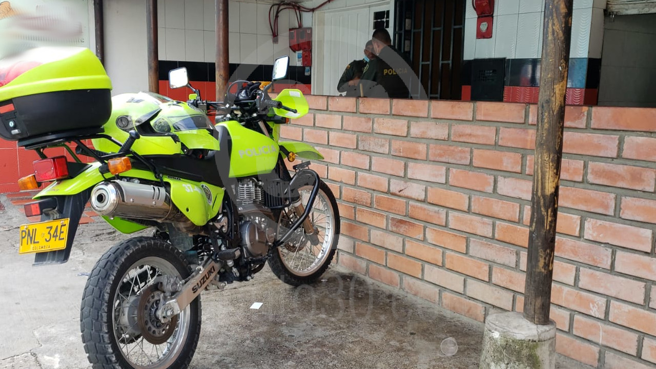 EN FOTOS Y VIDEO: ¿Lo dejaron morir? Llegó por sus propios medios a un centro médico con un ‘puntazo’ y murió en una silla 6 PARÍS