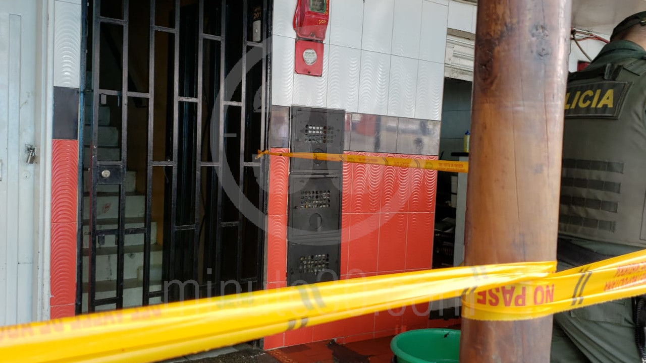 EN FOTOS Y VIDEO: ¿Lo dejaron morir? Llegó por sus propios medios a un centro médico con un ‘puntazo’ y murió en una silla 3 PARÍS