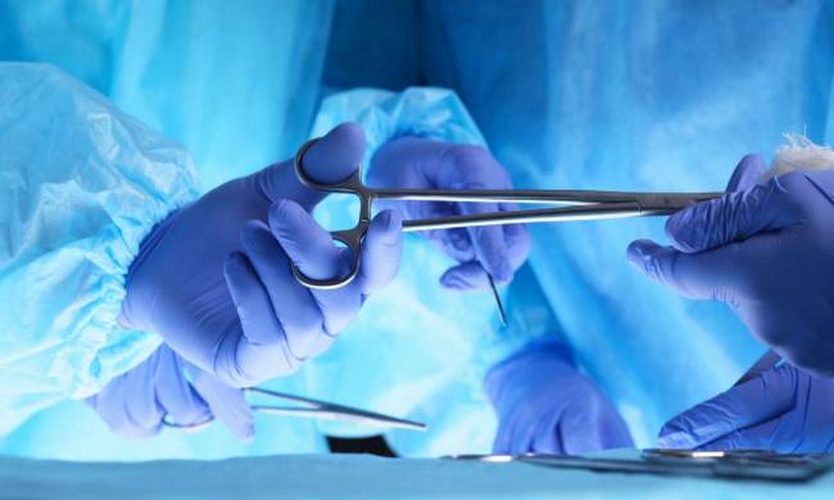 ¡El colmo! Joven recibió quimio por supuesto "tumor" y en realidad era una gasa olvidada de una cirugía 1 joven