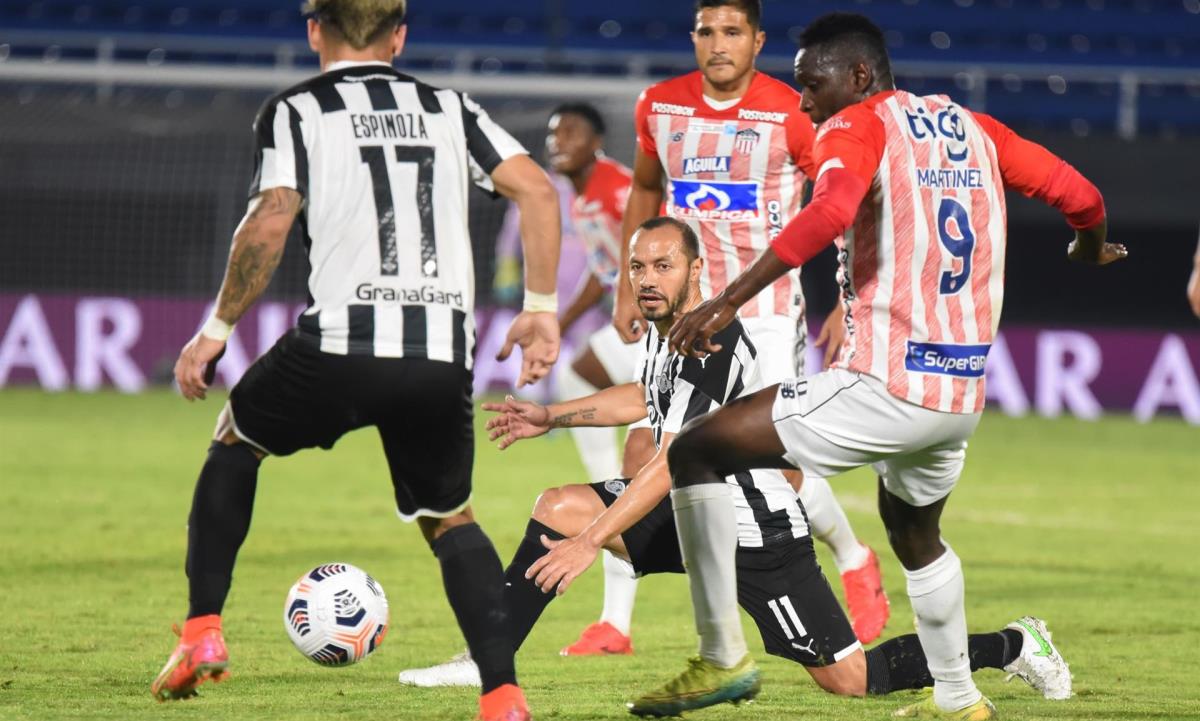 Marcelo Díaz (abajo) de Libertad disputa un balón con Cristian Martínez Borja de Junior hoy, en un partido de la Copa Sudamericana entre Libertad y Junior en el estadio Defensores del Chaco en Asunción (Paraguay). EFE/Christian Alvarenga/Pool Junior de Barranquilla