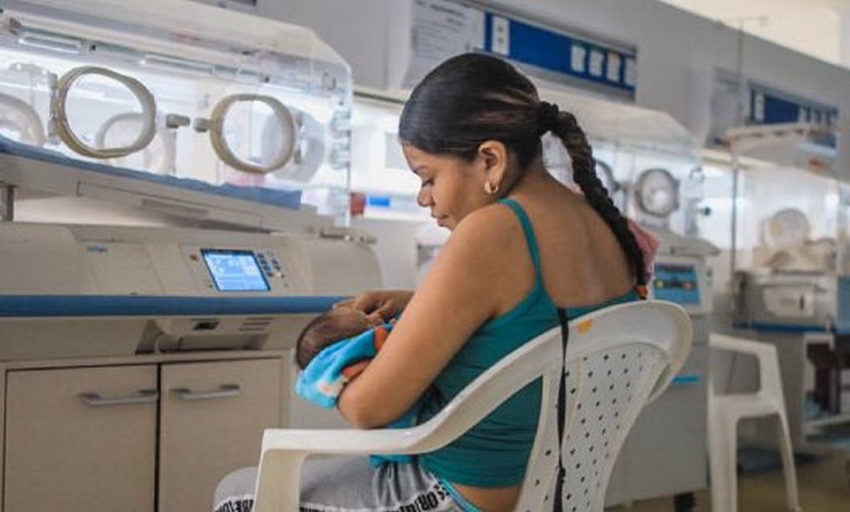 Mujeres lactantes se pueden vacunar y seguir amamantando a sus hijos, aclara MinSalud 1 Mujeres lactantes se pueden vacunar y seguir amamantando