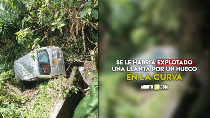 n carro cayó a un abismo en Santa Elena n carro cayó a un abismo en Santa Elena
