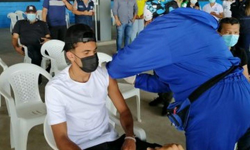 Luis Díaz se vacunó en Barranquilla contra covid-19