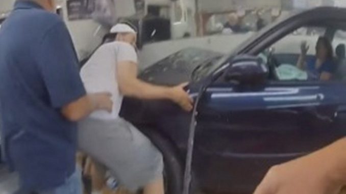 mama bebe rescatadas carro