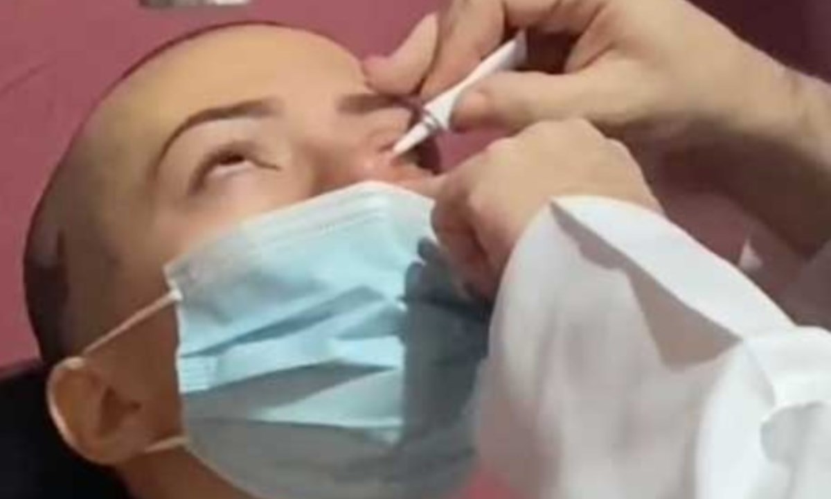 "Como una desquiciada" Influencer se echó pegante en un ojo 'por error' y lo grabó en video 1 maria bottle
