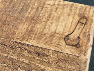 ¿La compraría? Subastan mesa de madera que tiene una marca en forma de pene 1 mesa mader forma pene