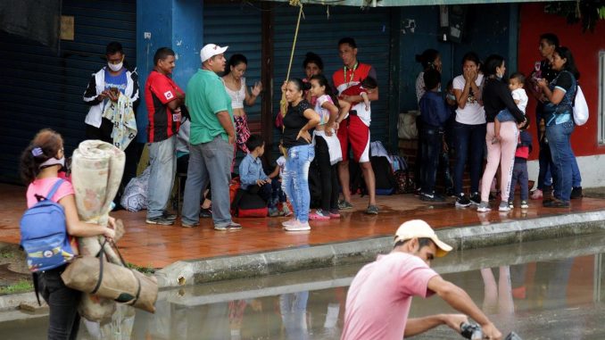 Migrantes venezolanos llegan desde La Victoria, en Venezuela, a Arauquita, en Colombia. EFE/ Jebrail Mosquera Contreras/Archivo migración venezolana