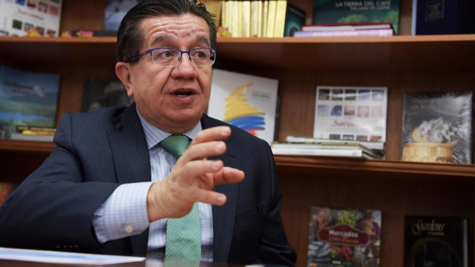 El ministro de Salud de Colombia, Fernando Ruiz Gómez, habla en entrevista con Efe hoy, en la embajada de Colombia en Washington (EE.UU.). EFE/ Lenin Nolly Colombia