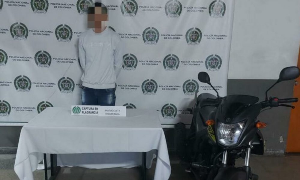 Andaba de 'borondo' por las calles de Medellín en una moto robada y lo capturaron